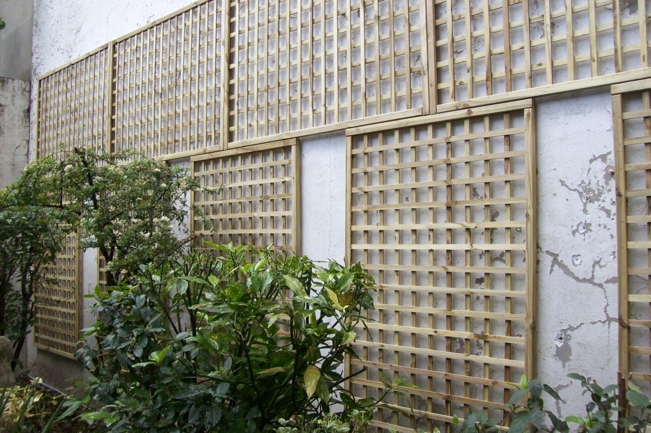 Pose de treillage pour masquer un mur
