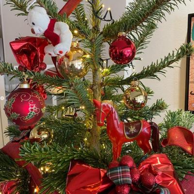 sapin couleur rouge et or